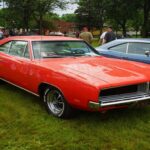 El Charger R/T Hemi combinaba una presencia imponente con el legendario motor Street Hemi. Su mantenimiento exigente y los altos seguros limitaron las ventas originales. Muchos perdieron su mecánica original con el paso del tiempo, lo que hace que los ejemplares auténticos sean muy valorados. En carretera se siente pesado, pero con un empuje inmediato y contundente. Su cotización actual ronda los 350.000 dólares.