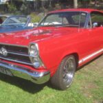 Bajo el capó se escondía el mítico V8 R-Code 427, oficialmente declarado con 425 CV. La realidad era muy distinta: pruebas posteriores demostraron que superaba holgadamente los 500 CV. Era un auténtico sleeper de los años sesenta, capaz de humillar a rivales mucho más llamativos sin levantar sospechas.