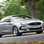 El DS 5 nació como una alternativa real a las berlinas premium alemanas. Su diseño rompedor, interior lujoso y planteamiento híbrido entre coupé, shooting brake y hatchback lo hacían especial. El problema fue una suspensión excesivamente dura que chocaba con su enfoque refinado. A eso se sumó una marca aún poco asentada. Resultado: un coche bello, sofisticado… y comercialmente fallido.