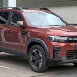 El Bigster llega con un nombre prometedor, aunque la realidad es mucho más modesta. Dacia intentó dar un salto hacia lo robusto, pero el resultado se queda en un crossover correcto y sin ambición real. El interior prioriza la durabilidad por encima del agrado, y la conducción es funcional pero plana. Es honesto y económico, sí, pero su intento de parecer más grande de lo que es termina siendo simpático más que convincente.