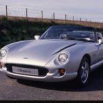 Este deportivo británico vendió 6.500 unidades en 12 años, más que todos los modelos TVR de los 25 años anteriores. Su motor V8 derivado de Buick y su diseño llamativo lo convirtieron en un clásico instantáneo.