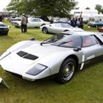 El Mazda RX-500, de 1970, parecía tener todas las características de un superdeportivo: forma en cuña, puertas de alas de gaviota, motor central y una estética muy moderna para su tiempo. Sin embargo, este vehículo no era solo un ejercicio de diseño. Mazda lo desarrolló como un concepto para mostrar su investigación en seguridad. Este vehículo, que estaba equipado con un motor de dos rotores, incluía una fila de luces en la parte trasera para indicar la velocidad o desaceleración del coche a los conductores que seguían, una tecnología innovadora en su época. Aunque parecía que Mazda estaba creando un supercoche, el RX-500 nunca se fabricó.