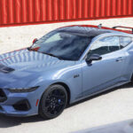 El Mustang GT 2025 monta un V8 Coyote de 5.0 litros con 486 caballos de fuerza y velocidad máxima cercana a 250 km/h. Su bajo centro de gravedad y agilidad lo hacen perfecto para persecuciones prolongadas, superando a los SUV tradicionales. Además, su aspecto agresivo funciona como disuasivo psicológico ante infractores.