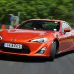 Predecesor del GR86, el FR-S es un pequeño deportivo de menos de 200 CV con tracción trasera y excelente comportamiento dinámico. Su precio ronda los $15.000 y ofrece diversión pura al volante, aunque conviene revisar posibles reparaciones mal realizadas o vibraciones en el ralentí, propias de coches con historial de uso deportivo.