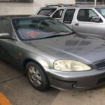 El Civic Si representa la cúspide del rendimiento Honda antes de que los coches crecieran en peso. Su motor B16 de 1.6L y 160 CV junto con transmisión manual lo hacen divertido y ágil. Hoy se valoran más los ejemplares originales, con asientos y llantas de fábrica, mientras que los modificados pierden atractivo. Un Civic Si limpio puede encontrarse entre 11.000 y 30.700 dólares.