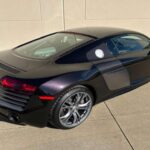 Este R8 2015 representa la cúspide de la primera generación, con su legendaria caja de cambios manual de seis velocidades. Solo ocho unidades V10 Plus de este tipo se vendieron en Estados Unidos ese año, lo que lo convierte en un objeto extremadamente raro y codiciado.