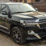 El Land Cruiser 200 Series es casi inmortal gracias a su V8 fiable y chasis sobreconstruido. Su carácter tranquilo y capacidad para recorrer continentes lo convierten en un vehículo muy codiciado en el mercado de segunda mano. Con la llegada de plataformas más eficientes de Toyota, su encanto “old‑school” solo aumenta, haciendo de esta generación una oportunidad única para adquirir un SUV capaz y lujoso antes de que escaseen.