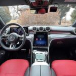 La exclusiva parrilla AMG Panamericana y los aletas dramáticamente ensanchadas muestran sin esfuerzo el potencial del vehículo. Cada línea y curva refleja una intención: rendimiento y diseño icónico de coupé deportivo.