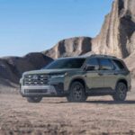 El Honda Pilot es un favorito habitual entre las familias gracias a su enorme versatilidad y espacio. Con capacidad para 8 pasajeros, este modelo es perfecto para aquellos que necesitan flexibilidad en los asientos. La característica más destacada es su asiento central de la segunda fila, que puede extraerse para crear un par de asientos tipo capitán. Además, el Pilot 2026 viene con Google Built-in y está disponible en el modelo TrailSport, ideal para quienes buscan un SUV listo para aventuras off-road. Su precio varía desde $42,195 hasta $54,995, lo que lo convierte en una opción accesible para familias de todo tipo.