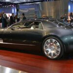 En 2003, Cadillac intentaba reposicionarse como una marca innovadora, y lo hizo con el Dieciséis, un concepto que destacaba por su motor V16 de 13.6 litros, capaz de generar más de 1000 caballos de fuerza. Este vehículo no solo presentaba un motor imponente, sino también un diseño de lujo sin precedentes. Con un interior de cuero cosido a mano y molduras de madera auténtica, el Cadillac Dieciséis representó una visión extrema de lo que podrían ser los autos de lujo del futuro. Aunque no llegó a la producción, sigue siendo un símbolo de las aspiraciones audaces de Cadillac.