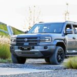 El Denza B5 llega como el SUV todoterreno premium de la marca china BYD, un vehículo que fusiona potencia y lujo en un paquete elegante. Con una motorización híbrida que combina un motor turboalimentado de 1.5 litros y dos motores eléctricos, el B5 ofrece 677 CV y una aceleración de 0 a 100 km/h en solo 4,8 segundos. Su autonomía eléctrica de 100 km y su velocidad máxima de 180 km/h lo convierten en un rival formidable para los SUV de lujo tradicionales. Su diseño robusto y las numerosas características premium, como asientos de lujo y un interior altamente tecnológico, harán que este modelo sea una opción atractiva en el segmento de vehículos todoterreno de alta gama. Disponible desde £60,000, el Denza B5 es el futuro del lujo electrificado.