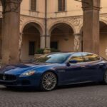 El Maserati Quattroporte, con su inconfundible estilo italiano, atrae a los amantes de los coches deportivos de lujo. No obstante, después de unos años, el valor de este modelo baja de forma considerable. La acumulación de reparaciones costosas y el mantenimiento exigente contribuyen a la depreciación acelerada. Aunque sigue siendo un coche que llama la atención y sigue girando cabezas, su valor en el mercado de segunda mano no refleja esa imagen de lujo. El Quattroporte es un coche que, aunque deseable, no es una opción rentable a largo plazo debido a su rápida pérdida de valor.