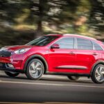 El Kia Niro Híbrido 2019 es un SUV compacto que destaca por su eficiencia de combustible y fiabilidad. Con una impresionante puntuación de 77/100 en confiabilidad y un consumo combinado de 50 MPG, el Niro es ideal para quienes buscan un vehículo económico para el día a día. Además, el mantenimiento anual es asequible, con un costo estimado de $474 por año. Con precios de segunda mano a partir de los $13,000, el Niro se mantiene como una opción destacada en el mercado de híbridos.