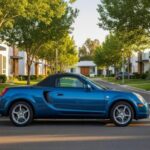 El Toyota MR2 Spyder, especialmente en su versión de los 2000s, es otro deportivo clásico que ha ganado una fiel base de seguidores. Con su motor central y su tamaño compacto, el MR2 ofrece una experiencia de conducción única y emocionante. Aunque es un coche pequeño, su respuesta al acelerador puede sorprenderte, haciendo que cada curva se convierta en un desafío. Su ligereza y agilidad le otorgan una gran diversión al volante, pero también puede ser algo nervioso a altas velocidades. A pesar de sus limitaciones, el MR2 Spyder es una elección perfecta para quienes buscan un deportivo asequible y excitante.