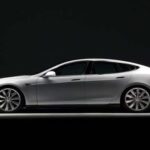 Cuando el Tesla Model S fue lanzado en 2012, desató una ola de transformación que cambió para siempre el concepto de lo que se espera de un coche eléctrico. Con una autonomía superior a los 400 kilómetros con una sola carga y un rendimiento digno de un superdeportivo, el Model S demostró que los coches eléctricos podían ser rápidos, elegantes y prácticos al mismo tiempo. Este modelo catapultó a Tesla a la vanguardia de la industria, y hoy en día, su influencia sigue siendo palpable, ya que sus rivales aún están luchando por alcanzar el nivel de calidad y rendimiento que Tesla estableció como estándar.
