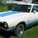 El Ford Maverick era el sueño juvenil por excelencia antes de asumir responsabilidades. Su silueta compacta pero desafiante, con faros redondos y parrilla cromada, lo hacía inconfundible. Equipado con motores de seis cilindros o el legendario V8 302, y un interior sencillo con dos relojes frente al volante, conducir un Maverick era sentir que manejabas un verdadero pony car.