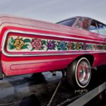 El Impala '64 alcanzó su época dorada en los 60 y 70, especialmente con la famosa unidad Gypsy Rose, decorada con 115 rosas pintadas a mano por Walt Prey. Este coche se convirtió en un icono mediático tras aparecer en programas de televisión y eventos internacionales, consolidando la reputación del Impala como referente de los lowriders clásicos.