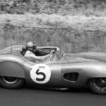 Su primer triunfo llegó en 1952, conduciendo un Ford V8 en un drag race. Rápidamente se volcó al automovilismo de carretera, acumulando victorias con MG-TC, Ferraris y Maseratis. En 1954 Aston Martin lo incorporó a su equipo de fábrica, y en 1959 Shelby ganó las 24 Horas de Le Mans con un DBR1. Sin embargo, problemas cardíacos lo obligaron a retirarse prematuramente de la competición, marcando el inicio de una nueva etapa.