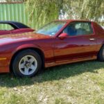 El Camaro de tercera generación sufrió las consecuencias de los estándares de emisiones y economía de combustible de los 80. La versión base Iron Duke montaba un motor de 2.5 litros y 4 cilindros con 90 hp, acelerando de 0 a 60 mph en unos desastrosos 20 segundos. Incluso el Z28 de 5.0L V8 rendía solo 145 hp, dejando a los muscle cars de GM casi sin punch, y haciendo que muchos cuestionaran si el Camaro seguía siendo un verdadero deportivo.