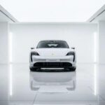 El Taycan es silencioso, suave y clínico. Funciona impecable, pero le falta diversión. Su presencia es casi fría, como champaña a temperatura ambiente, y los interiores demasiado perfectos hacen sentir que juzga hasta los envases de bebida que dejas dentro. Su precio supera fácilmente los 100 mil dólares.