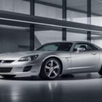 Con una base compartida, el Sky apostó por una estética distinta y acabó aún más olvidado. Ver uno hoy es como encontrar un boceto que se coló en producción. Tiene algo juguetón y extraño a la vez. Sus dueños los conservan con mimo, pero rara vez hablan de ellos. Es un deportivo que existe en silencio.