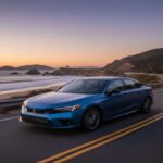 Resulta familiar, pero mejor construido que antes. Cuesta más que en el pasado, aunque ofrece un rodar cómodo y un interior limpio. Da la impresión de que puede aguantar otra década sin que te importe demasiado el mundo del motor. Es uno de esos coches que nunca terminan de desaparecer.