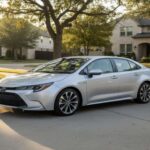 El Corolla Hybrid ronda los 50 mpg con un habitáculo silencioso y cómodo. La CVT es suave, el paquete de seguridad viene de serie y el precio se mantiene bajo los 30.000. No emociona y la potencia es modesta, pero es confiable y muy eficiente.