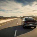 Se percibe brutal incluso antes de arrancar. Grande, sin vergüenza, no necesita esfuerzo para dominar el pavimento ni tu paciencia. No es sutil, pero bajo todo ese ruido hay una extraña suavidad. Parece demasiado, pero de una forma que termina gustando.