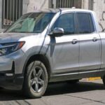 La Honda Ridgeline destaca por ser una de las pocas camionetas con una construcción unibody en lugar de la tradicional estructura de carrocería sobre bastidor. A pesar de su enfoque más “suave” en cuanto a la robustez tradicional de las camionetas, la Ridgeline ha demostrado ser extremadamente duradera. Su motor y tren motriz son duraderos, y los costos de mantenimiento son relativamente bajos en comparación con otros modelos de camionetas. Muchos propietarios reportan que su Ridgeline sigue funcionando perfectamente después de superar los 300,000 km.