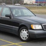 En los años 90 fue criticado por excesivo, pero el tiempo dio la razón al Clase S W140. Ventanas de doble acristalamiento, puertas con cierre asistido y asientos traseros comparables a butacas de primera clase sentaron las bases de la berlina de representación moderna. Todo gran sedán de lujo posterior, sin excepción, bebió de este modelo.