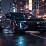 El Lyriq se siente lujoso incluso en reposo. Su interior brilla suavemente por la noche y la conducción transmite una calma inesperada. Las grandes pantallas dominan el habitáculo con elegancia futurista. Sin embargo, con el nuevo ajuste tarifario, su precio empieza a sentirse más exigente para lo que ofrece.