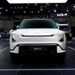 En el Salón de Bruselas, Kia presentó simultáneamente los EV3 GT, EV4 GT y EV5 GT, ampliando su filosofía deportiva más allá del EV6 GT y del EV9 GT. Con ello, la marca lleva el concepto GT a segmentos compactos y medios, demostrando que la deportividad eléctrica no debe ser exclusiva de modelos caros o extremos.
