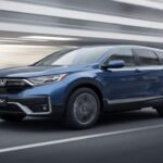 El CR-V se posa en entradas de garaje como si perteneciera a todas partes. Es cómodo, poco exigente con el clima o la carga. A veces resulta simple, casi aburrido. Pero la gente los conserva más que a modelos más vistosos. Tal vez sea por los asientos o por su silencio constante.