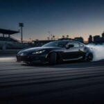 Está listo para ser conducido más fuerte de lo que planeabas. La dirección te responde, casi discute contigo. Es vivo sin ser peligroso, quizá algo nervioso. En noches tranquilas se siente perfecto, o muy cerca. No necesita demostrar nada.