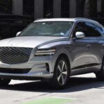 El GV80 es una alternativa sorprendente frente a los SUV alemanes. Por menos de 30.000 dólares puedes acceder a modelos 2024 con bajo kilometraje y garantía vigente. Su interior es de auténtico lujo y ha sido reconocido como uno de los mejores SUV de tres filas. Ofrece una experiencia premium por un precio muy inferior al de sus rivales directos.