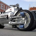Más moto que coche, el Tomahawk impresionaba con sus enormes ruedas y un motor V10 de origen Viper. Su diseño intimidante parecía salido de una película de ciencia ficción. No era práctico ni homologable, pero como ejercicio de ingeniería extrema fue una obra maestra.