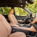 El Toyota Grand Highlander 2026 sobresale en cuanto a espacio y comodidad. Con un diseño interior bien pensado, ofrece hasta 97.5 pies cúbicos de espacio de carga, más que suficiente para equipaje y objetos personales. La opción de climatizador de tres zonas y ventilación en la segunda y tercera fila permite que cada pasajero personalice su zona de confort. Con 13 portavasos y portabotellas, los viajes largos son más agradables, y el acceso a la tercera fila nunca fue tan sencillo. Este SUV no solo es cómodo, sino también versátil para adaptarse a las necesidades de todos los ocupantes.