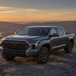 El Toyota Tundra Hybrid se presenta como una versión más eficiente de la Tundra, una camioneta de gran tamaño y gran capacidad de remolque. Este modelo conserva la presencia imponente de su predecesor, pero con un enfoque más sostenible gracias a su motorización híbrida. Con una mayor eficiencia en cuanto a consumo de combustible, la Tundra Hybrid es perfecta para quienes necesitan un vehículo de trabajo y aventura que no escatime en potencia. No obstante, su tamaño sigue siendo un desafío en términos de maniobrabilidad en entornos urbanos, lo que genera cierta incertidumbre en cuanto a su uso diario.