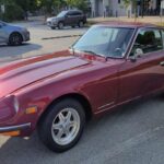 Los fabricantes japoneses comenzaron a hacerse un nombre en Estados Unidos con el 240Z. Tenía líneas inspiradas en deportivos europeos, pero costaba miles menos que un Jaguar o un Porsche.
Su seis cilindros en línea no era descomunal, pero giraba fino y empujaba con entusiasmo un chasis ligero. Era bello, fiable y asequible en una época donde la gasolina subía y el sueldo no.