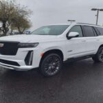 El Cadillac Escalade sorprende por tener costes de reparación promedio más altos que algunos Porsche. Su mantenimiento anual se sitúa en torno a los 1.500 dólares, mientras que la versión ESV se acerca a los 1.600. La suspensión neumática es uno de los principales puntos críticos, a lo que se suman los amortiguadores magnéticos y un sistema de infoentretenimiento especialmente complejo.