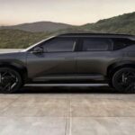 Las dimensiones del nuevo Seltos respaldan ese cambio de enfoque. Con aproximadamente 4,42 metros de largo, 1,83 metros de ancho y una distancia entre ejes cercana a los 2,68 metros, el modelo gana espacio interior y estabilidad. Frente a su antecesor, crece en todas las cotas clave, acercándose peligrosamente al territorio del Sportage. En versiones de gasolina, mantiene el motor 1.6 turbo de cuatro cilindros con 193 CV, orientado a quienes priorizan prestaciones.