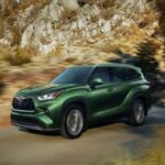 La versión no híbrida de la Toyota Highlander también se destaca por su fiabilidad a largo plazo. Con un 6.6% de sus vehículos aún en manos de los propietarios originales tras más de 15 años, este modelo tiene una reputación ganada por su espacio interior, economía de combustible y diseño atractivo. Los conductores aprecian su cabina silenciosa y el confort durante los viajes largos, además de su alto valor de reventa. Con la misma fiabilidad que su versión híbrida, la Highlander se ha ganado un lugar como una de las SUVs más confiables de la última década.