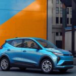 El renovado Bolt 2027 mejora los puntos débiles de su antecesor, incluyendo bomba de calor y carga rápida de 150 kW, además de baterías LFP más seguras y duraderas. Sigue siendo un eléctrico accesible con autonomía sólida.