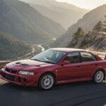 El Evo VI TME, con ajustes de yaw controlados activamente, es un coche ágil sobre asfalto y con alma de rally. Las homologaciones limitadas y su estado original hacen que los ejemplares limpios sean muy buscados en los lotes de subasta.