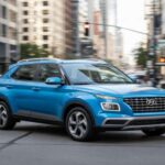 El Hyundai Venue combina tamaño reducido con espacio suficiente para la ciudad. Su motor turbo ofrece respuesta rápida en semáforos y la garantía cubre gran parte de los imprevistos. Perfecto para aparcar y moverse ágilmente en el tráfico urbano.