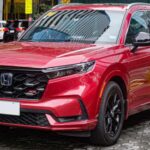 Modelos como Toyota RAV4 o Honda CR-V ofrecen tamaño equilibrado y eficiencia, pero su conducción puede resultar plana y poco estimulante. Interiores funcionales pero poco refinados y prestaciones limitadas en carga completa hacen que su popularidad pueda estar sobrevalorada.