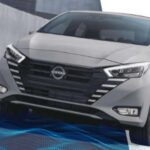 El Nissan Versa, conocido por ser uno de los autos más asequibles en los EE.UU., también saldrá del mercado en 2026. Nissan ha decidido concentrarse en modelos con mayores márgenes de ganancia, como el Nissan Sentra y los SUVs, debido a una tendencia generalizada hacia los crossovers. La producción del Versa en EE.UU. cesará en diciembre de 2025, dejando atrás a un vehículo que, a pesar de su popularidad en el segmento de autos económicos, no se adapta a las nuevas estrategias comerciales de Nissan.