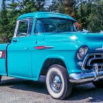 La serie Chevrolet Task Force trajo un toque de estilo genuino a los pickups. Con su parabrisas envolvente, faros cubiertos y líneas de carrocería suaves tomadas de los autos de pasajeros, esta serie se adelantó a su tiempo. El modelo Cameo Carrier, con paneles de fibra de vidrio en los guardabarros y pintura bicolor, fue un 