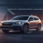 El Subaru Outback destaca por su robustez y fiabilidad. Este SUV, con un diseño funcional, se siente preparado para cualquier tipo de terreno, aunque en su día a día en asfalto sigue ofreciendo una conducción cómoda y suave. El Outback es perfecto para quienes buscan un vehículo capaz de enfrentarse a caminos complicados sin perder confort. Su lealtad entre los usuarios crece lentamente, ya que, aunque no tiene el impacto visual inmediato de otros modelos, demuestra ser un compañero fiable a largo plazo.