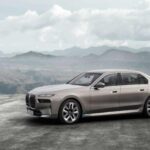 El BMW Serie 7 introdujo la tecnología de control por gestos, permitiendo a los conductores controlar el sistema de infoentretenimiento con simples movimientos de la mano. A pesar de ser una característica innovadora, este sistema resultó en una experiencia poco confiable durante la conducción real, con entradas accidentales y distracciones. Para 2026, BMW planea eliminar los controles por gestos, regresando a controles físicos o por voz, lo que será un alivio para los conductores que buscaban mayor precisión y menos interacción involuntaria. Aunque los gestos daban una sensación futurista, la funcionalidad práctica de los controles tradicionales será la opción preferida.
